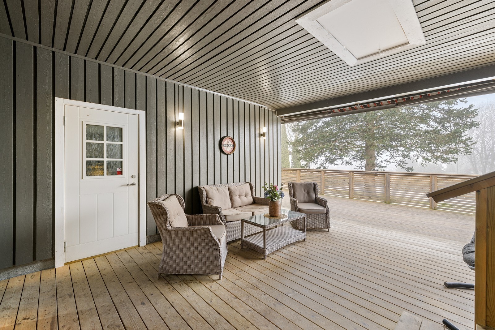 Fra stuen er det utgang til en stor terrasse med tregulv på 105 m². Galleribilde