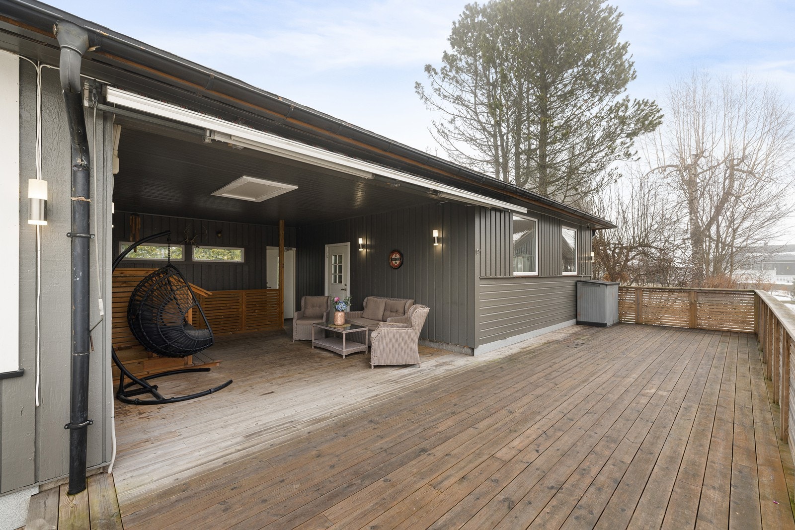 Det er montert solskjerming og utebelysning. Galleribilde