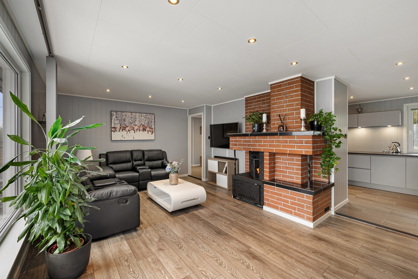 Rommet har en stor peisinnsats, denne sikrer ekstra varme i vinterhalvåret. Galleribilde