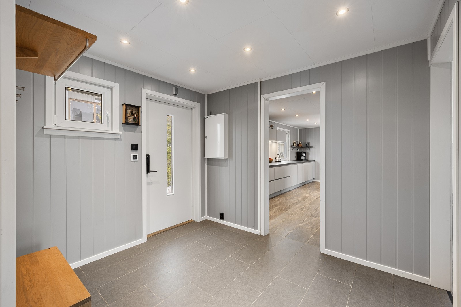 I gangen er det plass til å henge fra seg yttertøy og sette fra seg sko. Galleribilde