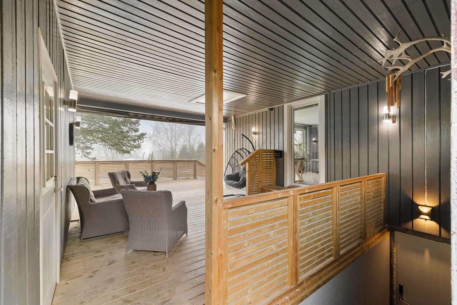 Her ute er det plass til flere sittegrupper, samt grill. Galleribilde