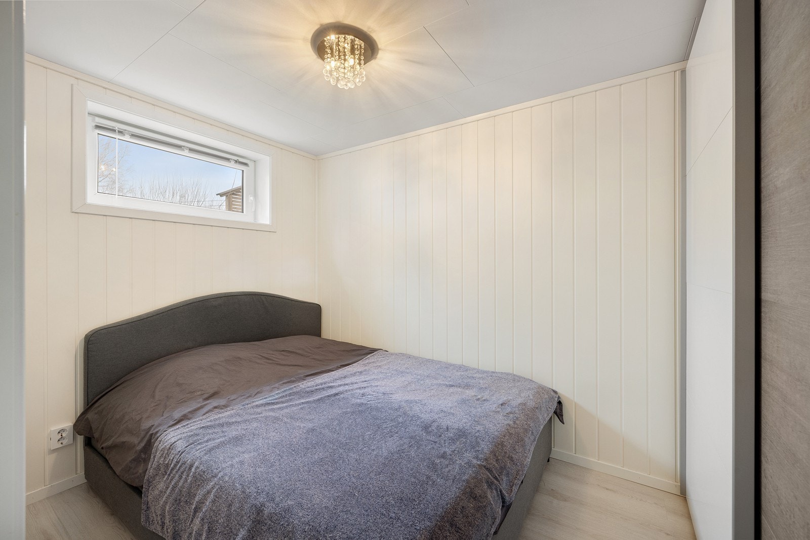 Fra stuen er det inngang til et rom som benyttes som soverom. Galleribilde