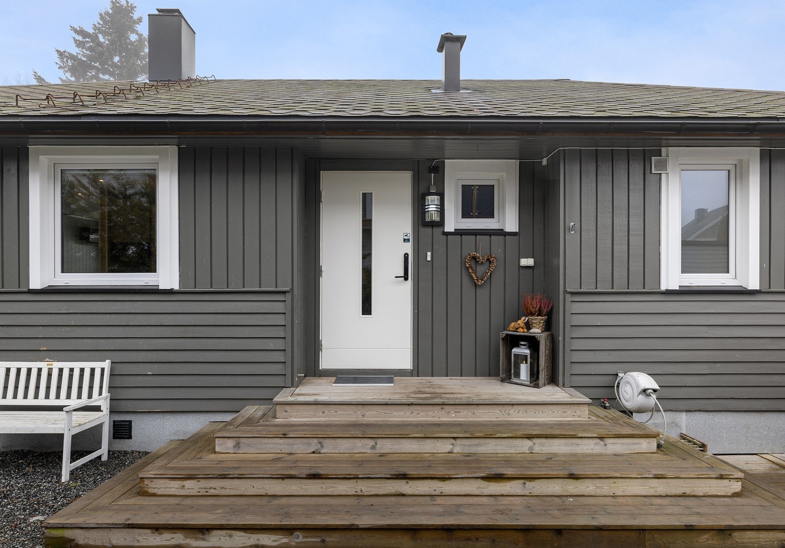 Boligen har en stor adkomsttrapp, med overbygget inngangsdør. Det er montert utebelysning. Galleribilde