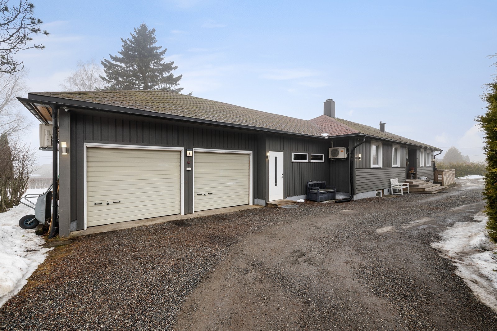 På eiendommen står det oppført to garasjer på totalt BRA-e 31 m². Galleribilde