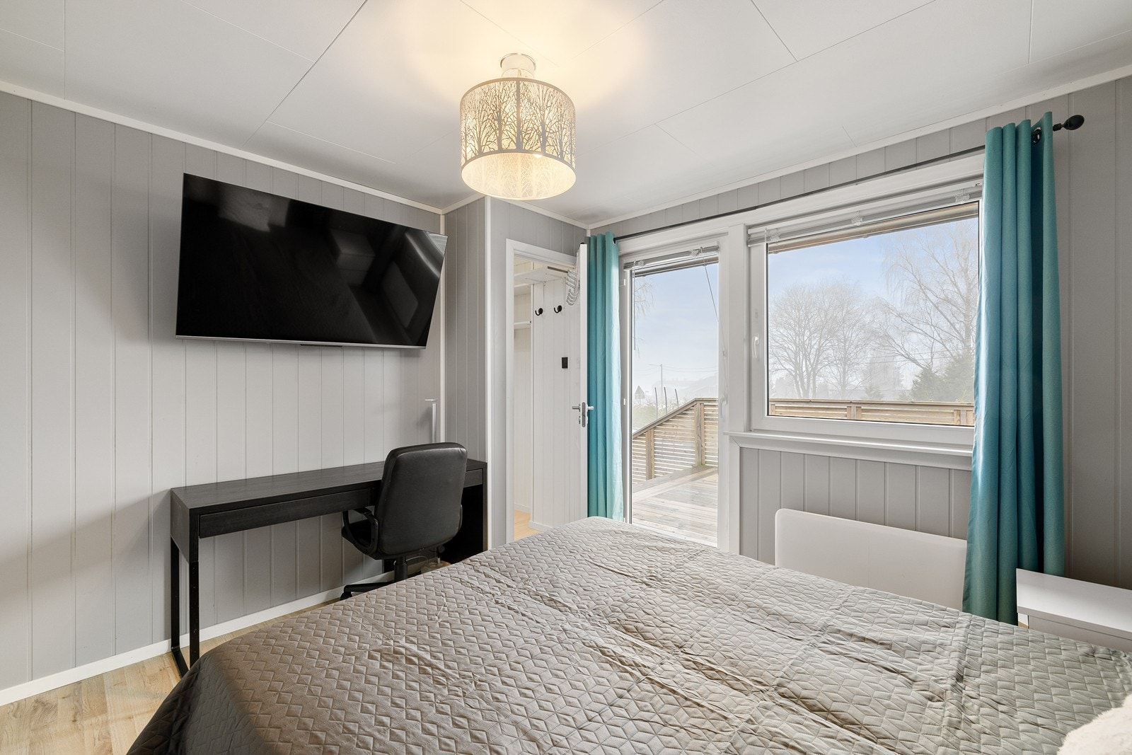 Hovedsoverommet har plass til dobbeltseng med tilhørende nattbord. Videre er det plass til garderobe/skrivebord. Galleribilde