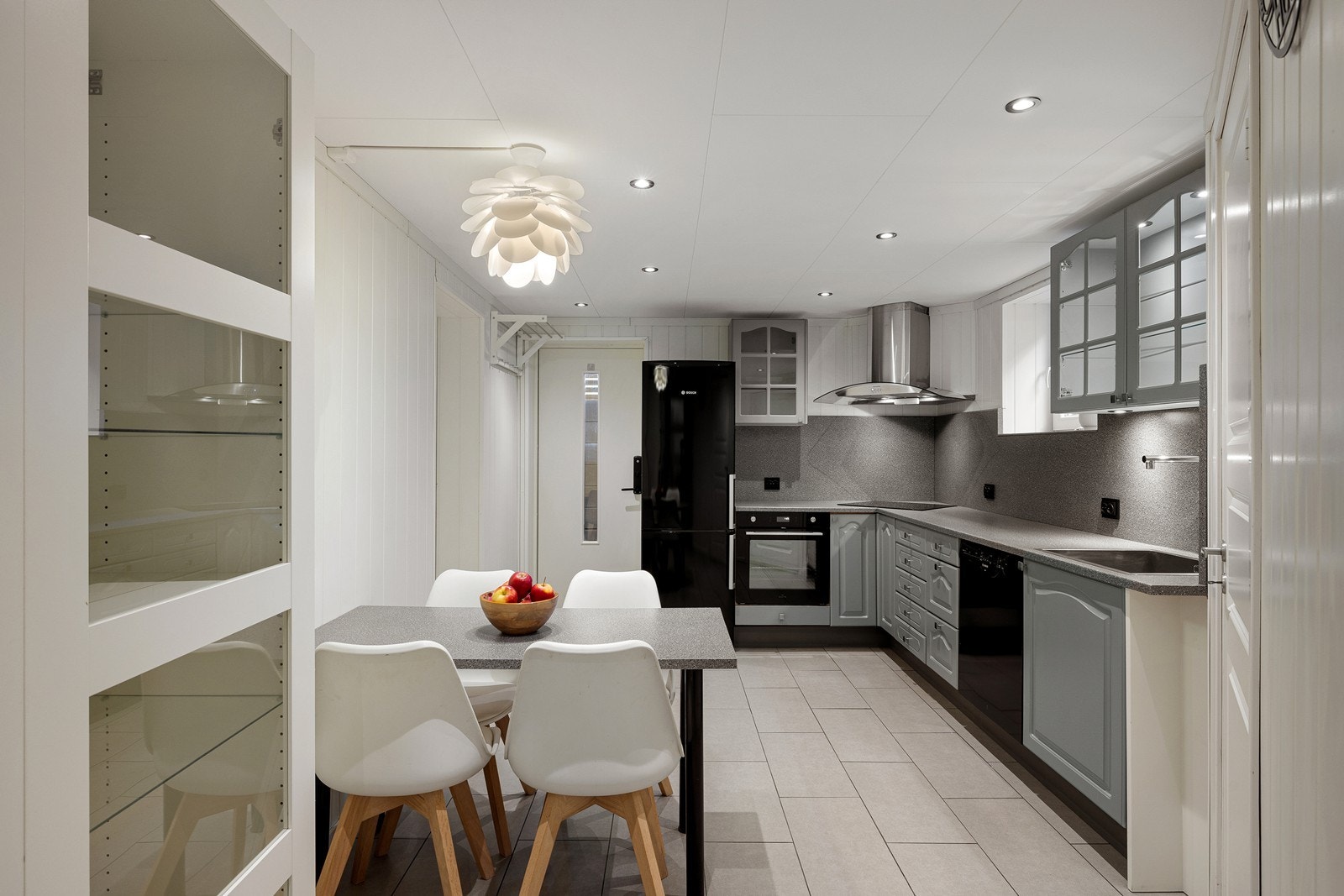 Herfra kommer man inn i et kjøkken, hvor innredningen har laminert benkeplate med nedfelt oppvaskkum og 1-greps blandebatteri. Også dette kjøkkenet har skylleplate mellom over- og underskap. Galleribilde