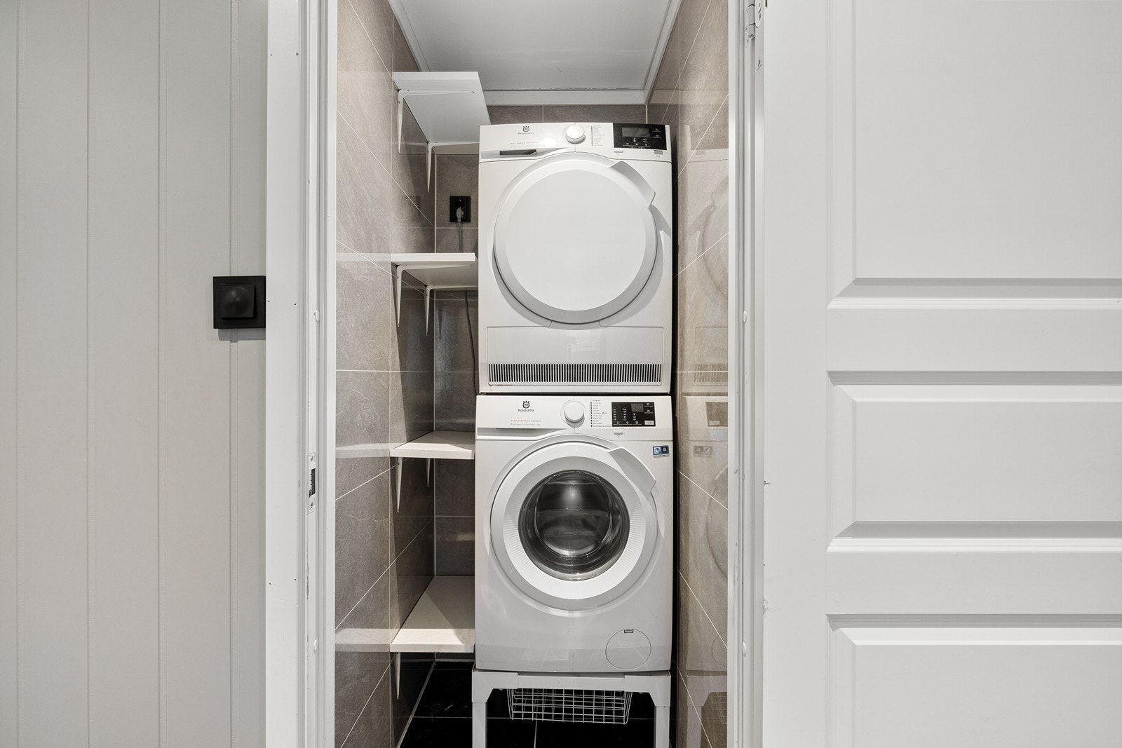 I etasjens tidligere trappegang er det blitt etablert et vaskerom. Det er blitt lagt fliser på gulv og baderomsplater på vegger. Innredningen består av opplegg for vaskemaskin/tørketrommel. Rommet har ingen lufting. Galleribilde