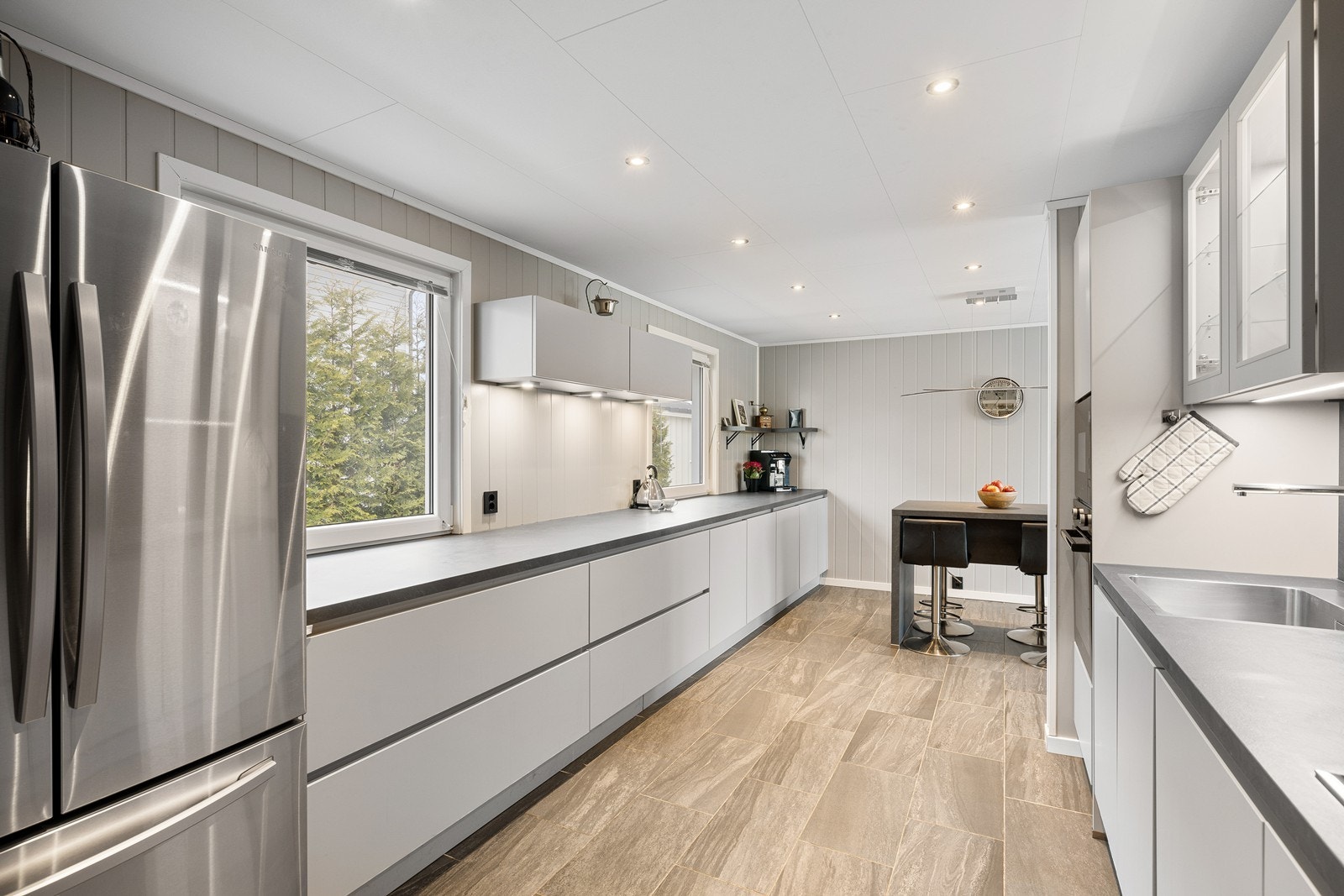 Det er plass til frittstående kjøle-/fryseskap. Galleribilde