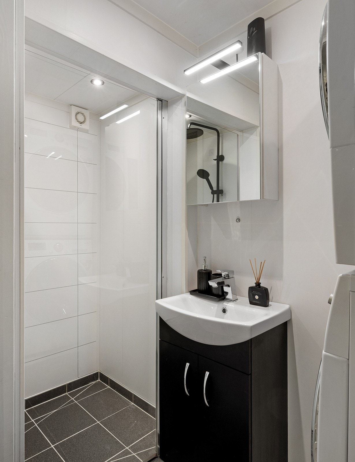 Det er lagt opp opplegg for vaskemaskin/tørketrommel, samt tilkoblet elstyrt vifte. Galleribilde