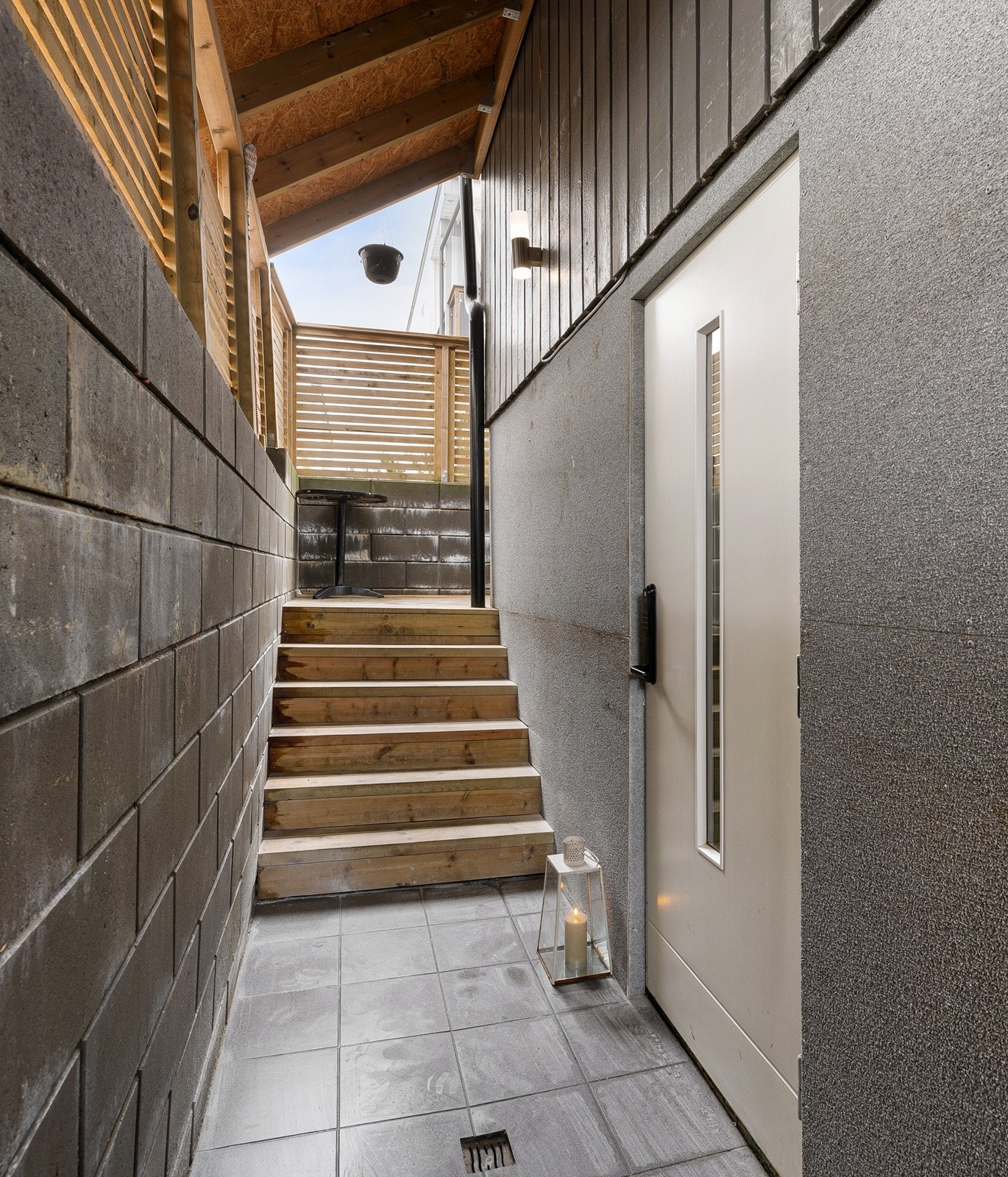 Denne delen har inngang via utvendig trapp på husets nordvestlige side. Galleribilde