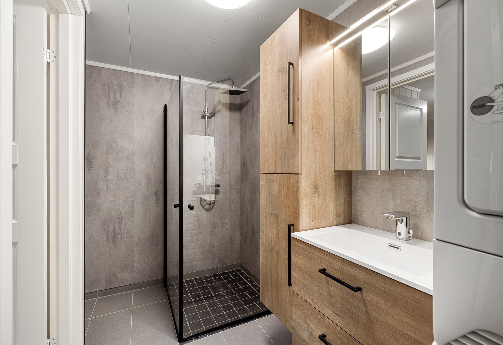 I tillegg har badet opplegg for vaskemaskin/tørketrommel og det er tilkoblet et vannklosett. Rommet har elstyrt vifte Galleribilde