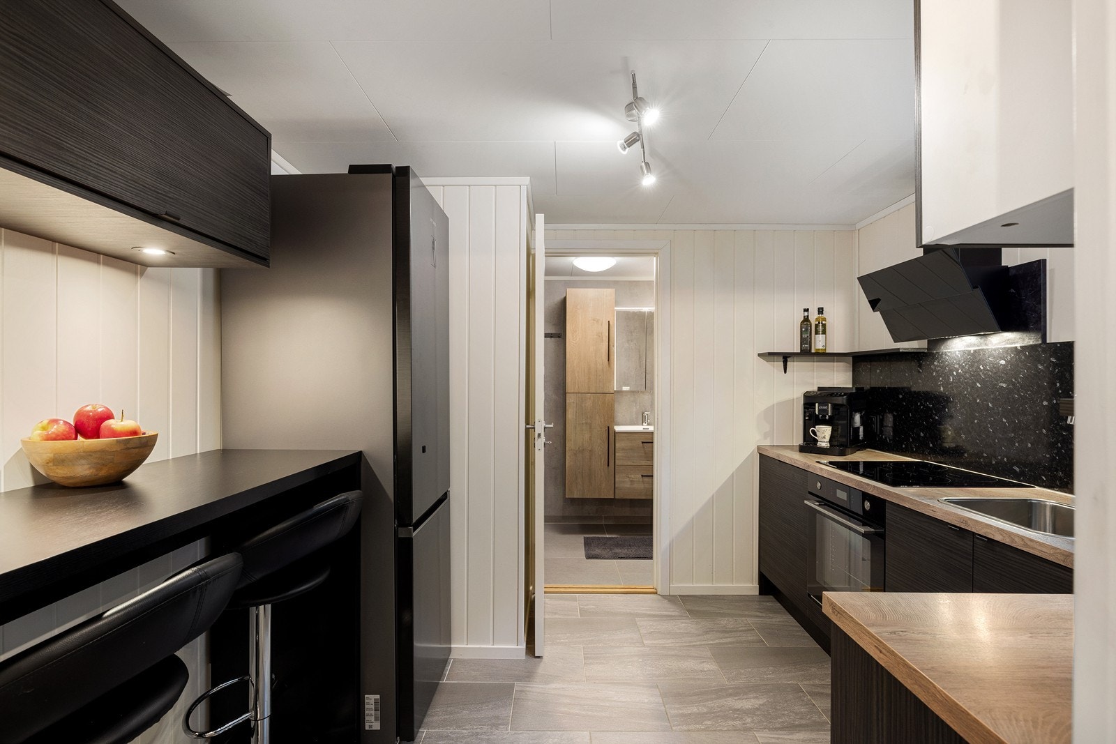 Det er montert skylleplate over underskapene, samt montert integrert komfyr og nedfelt platetopp. Galleribilde