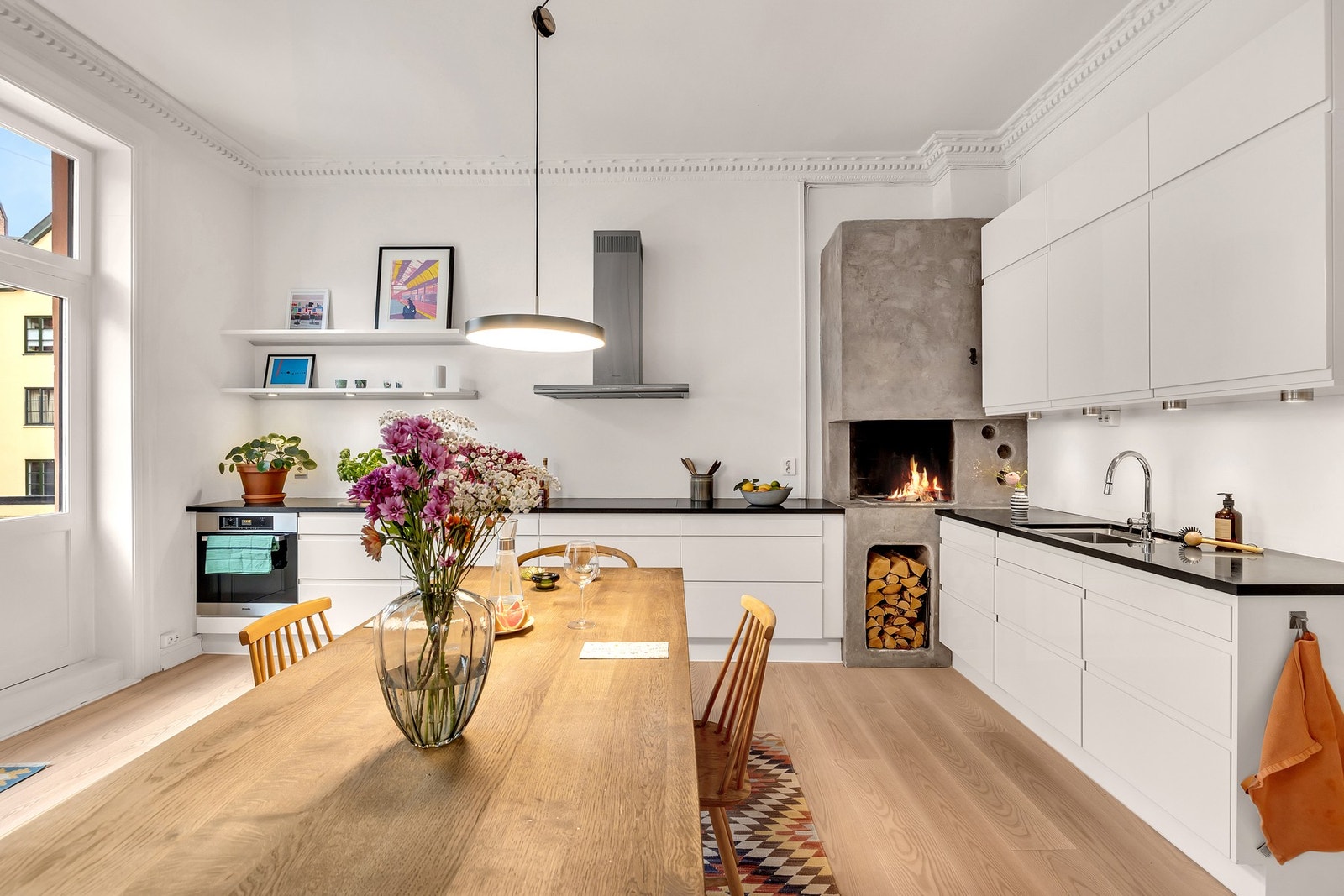 Kjøkkenet ligger i åpen løsning mot stuen, noe som gir en sosial og hyggelig romfølelse. Galleribilde