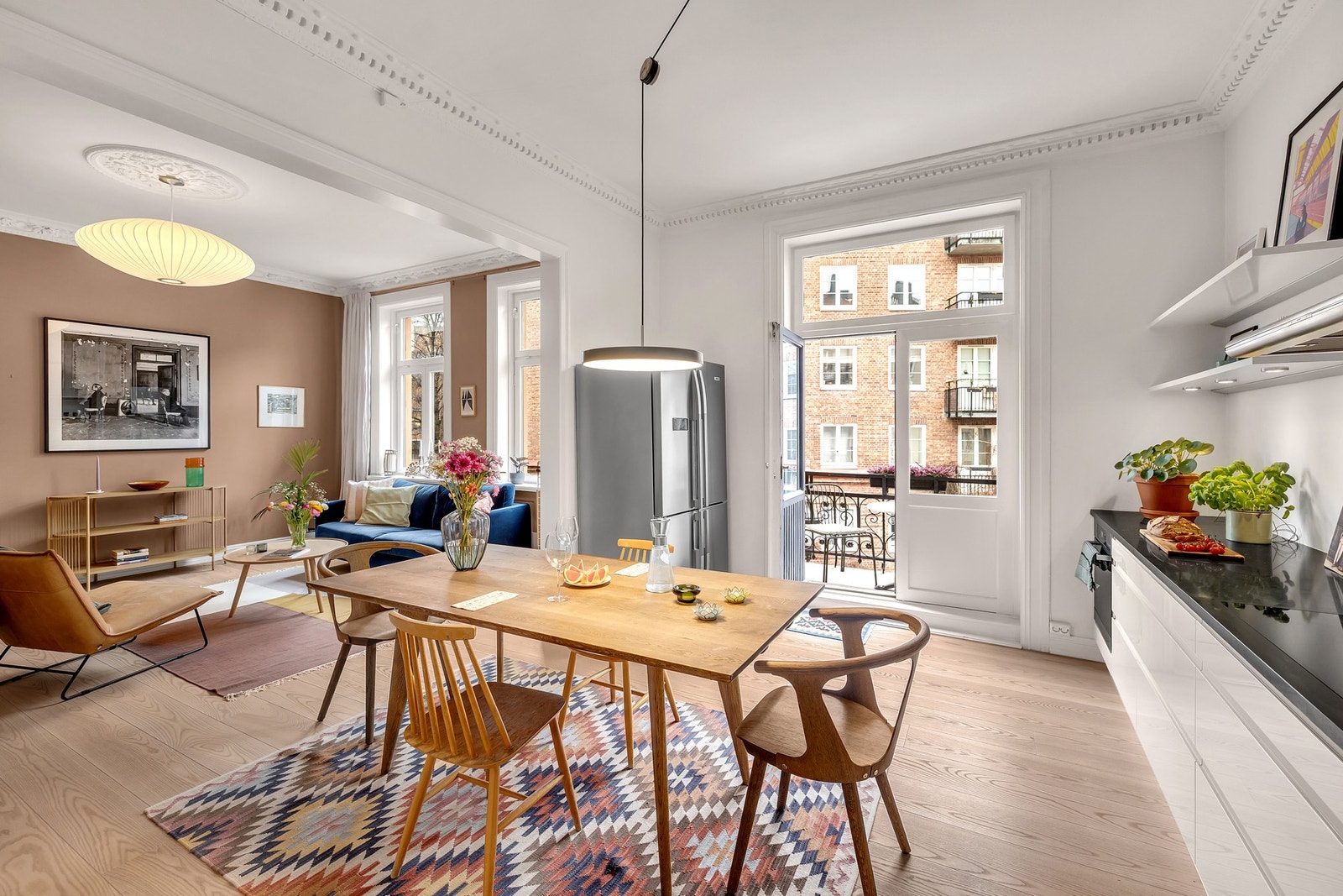 Fra kjøkkenet er det utgang til en sørøstvendt balkong på ca. 2 kvm med klassisk smijernsrekkverk. Galleribilde