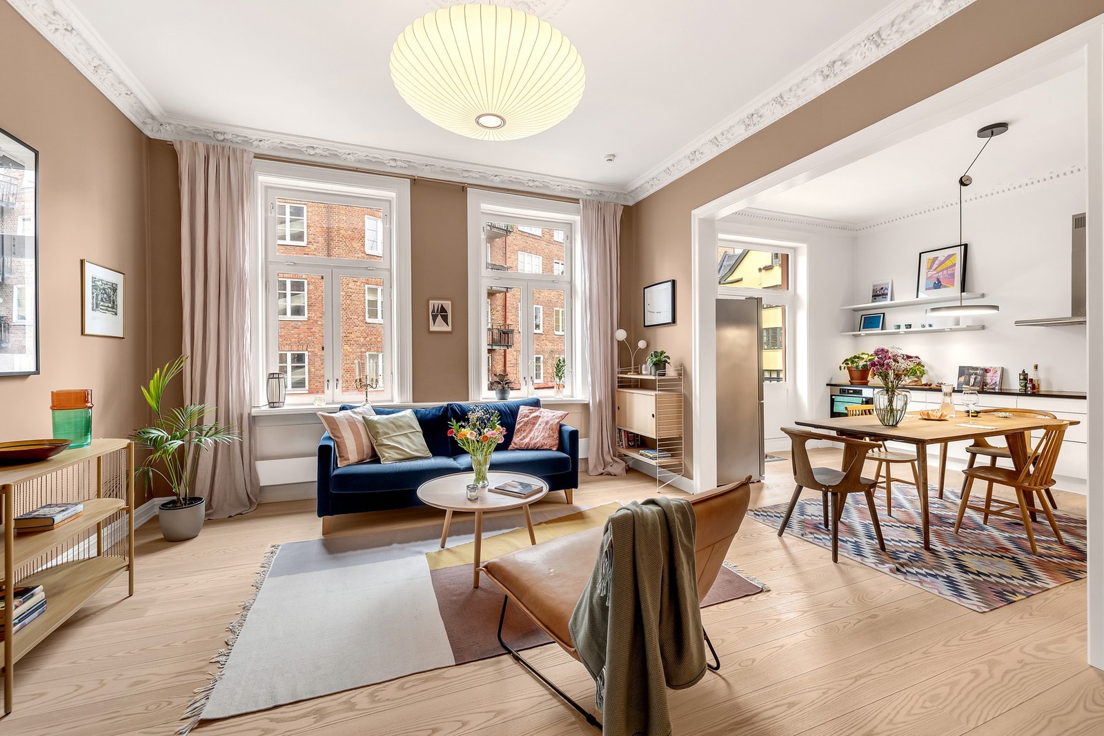 Lys og gjennomført 4-roms leilighet med vakre originale detaljer, generøs takhøyde og en svært god atmosfære. Galleribilde