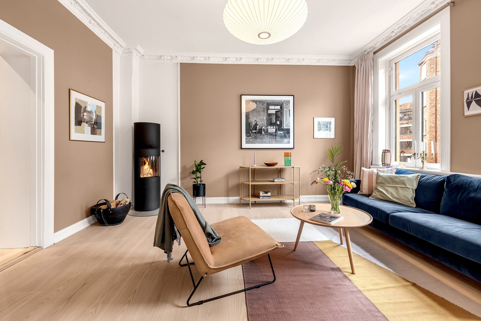 Store vindusflater slipper inn rikelig med naturlig lys og skaper et nydelig gjennomlys i leiligheten. Galleribilde