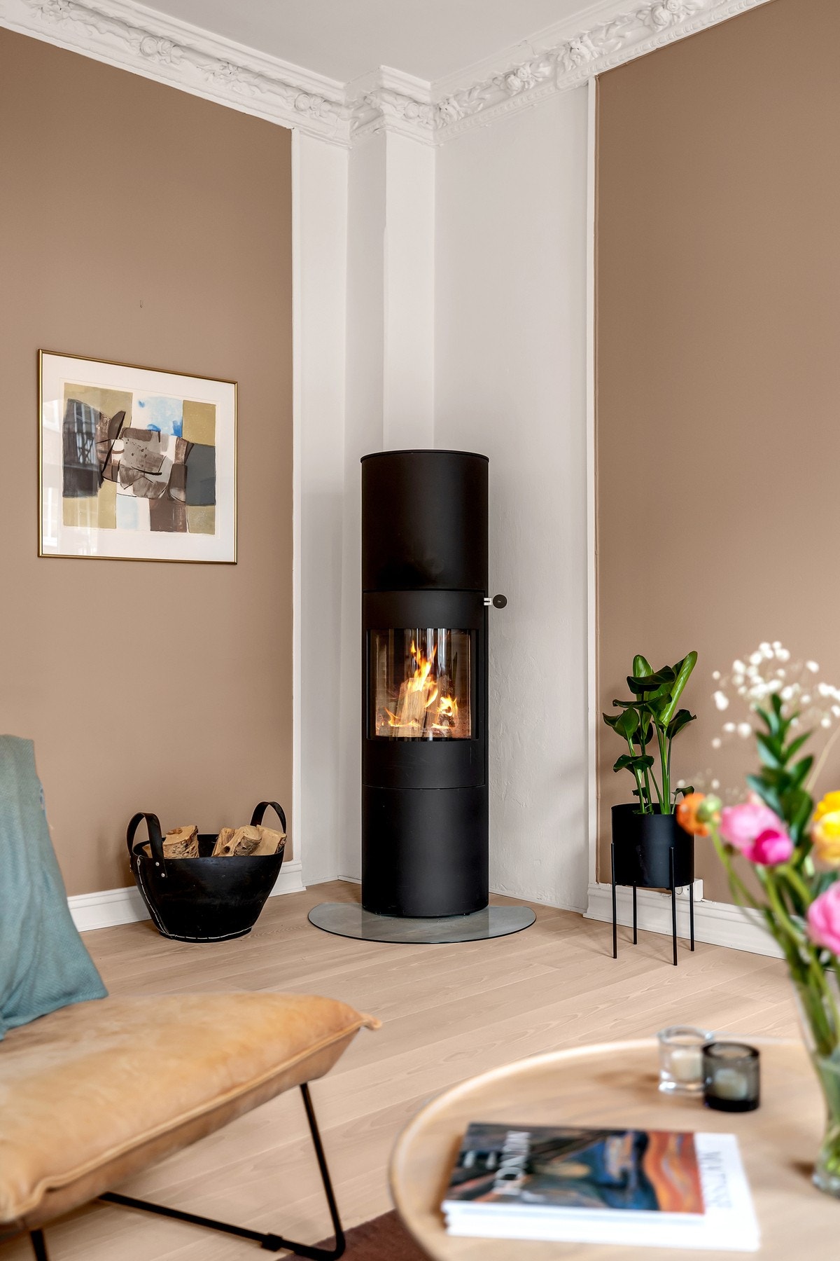 Den stemningsfulle peisovnen skaper en lun atmosfære på kjølige dager. Galleribilde