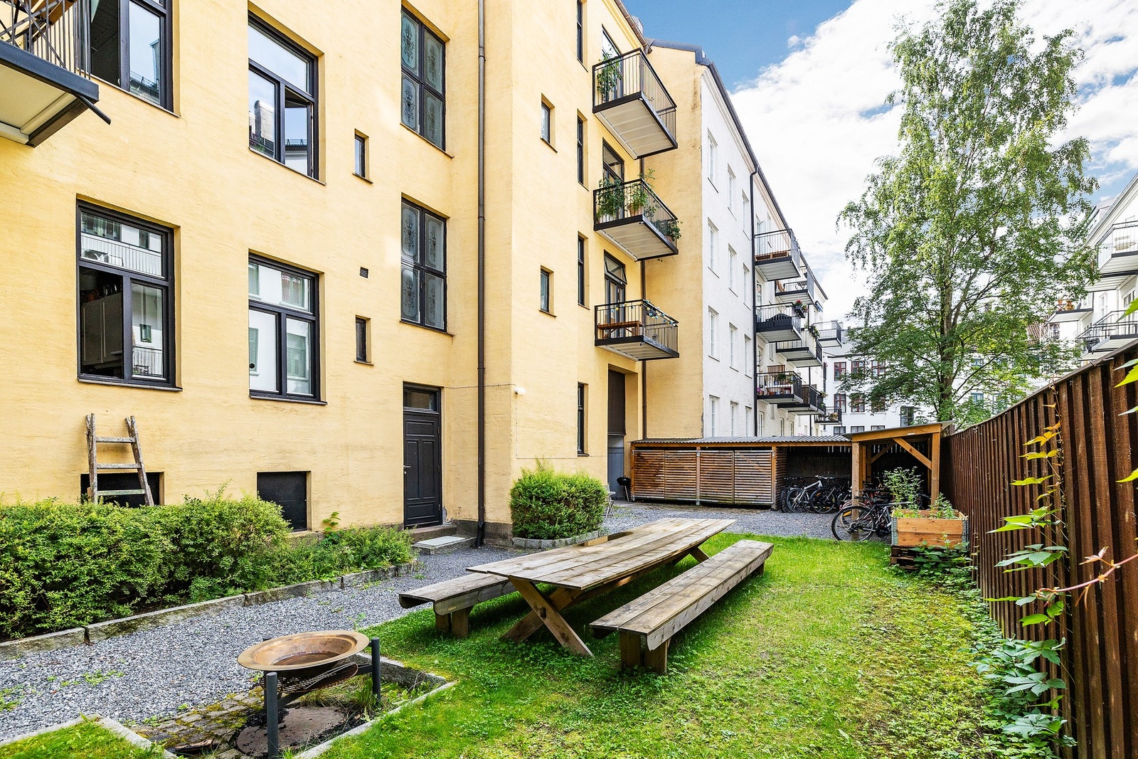 Fantastisk og meget pent opparbeidet bakgård. Sommerbilde fra sist salg i 2020. Galleribilde