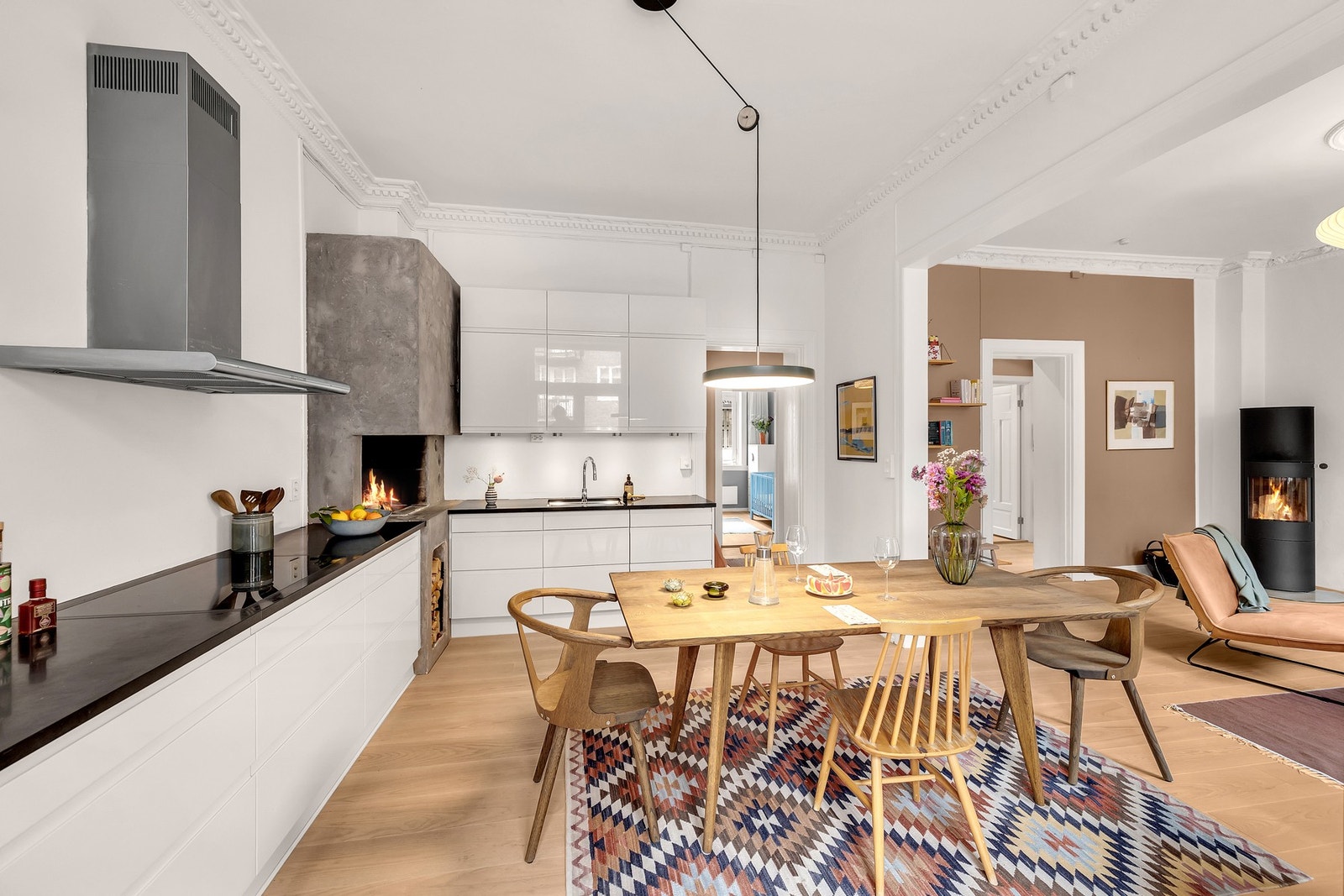 Her finner du en stilren HTH-innredning fra 2012 med glatte fronter og eksklusiv granittbenkeplate med underlimt kum i rustfritt stål. Galleribilde