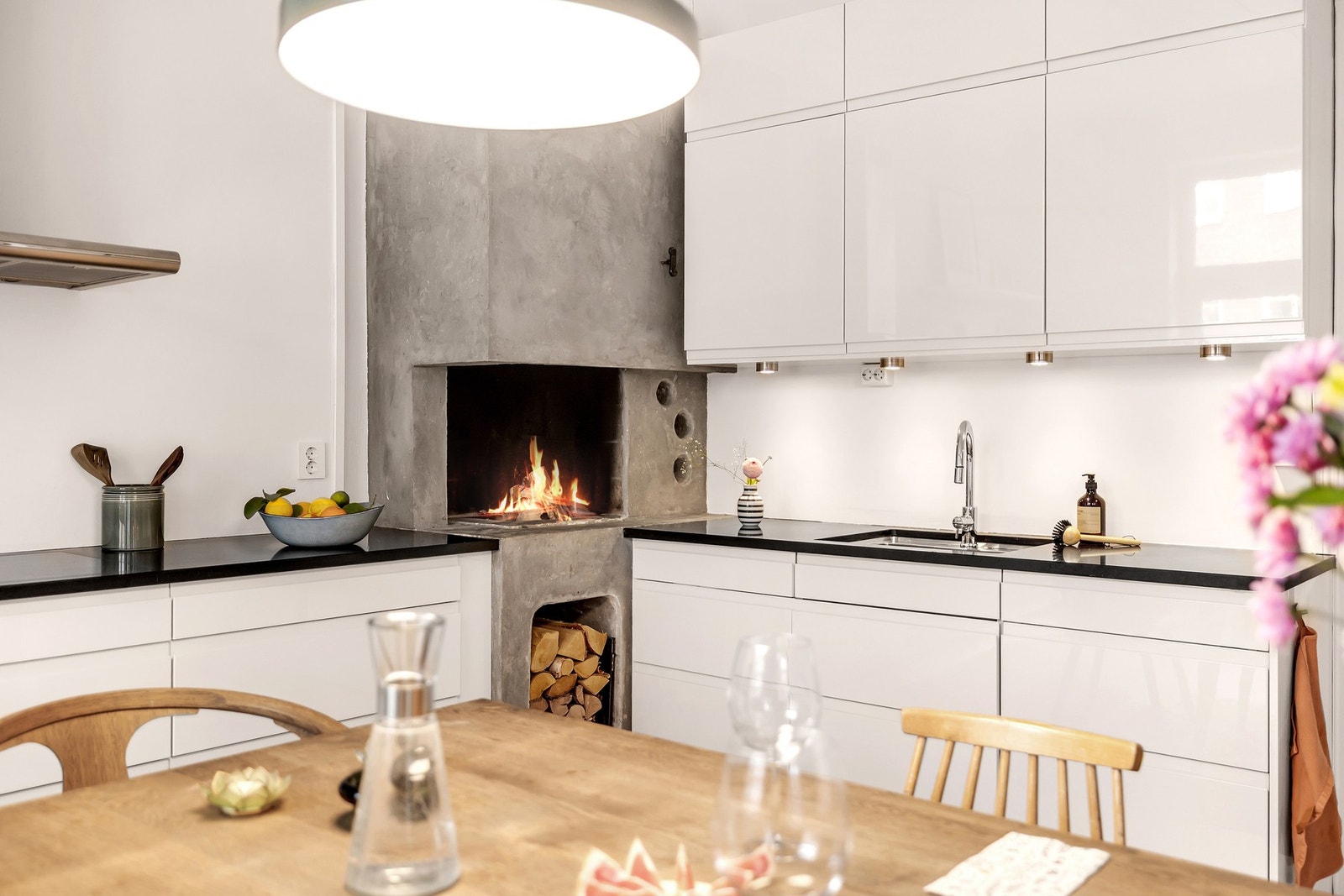Den åpne murte peisen på kjøkkenet gir rommet en særpreget og hyggelig atmosfære. Galleribilde