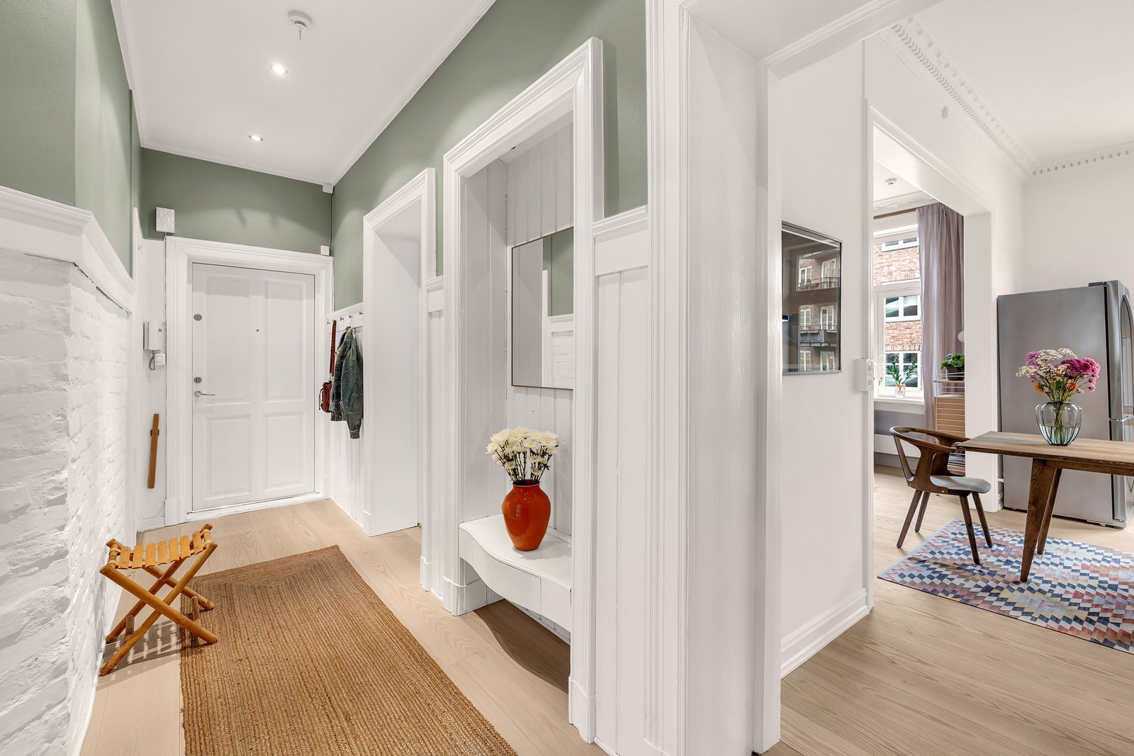 Leiligheten ønsker deg velkommen med en romslig og innbydende entré med god plass til oppbevaring av yttertøy og sko. Galleribilde