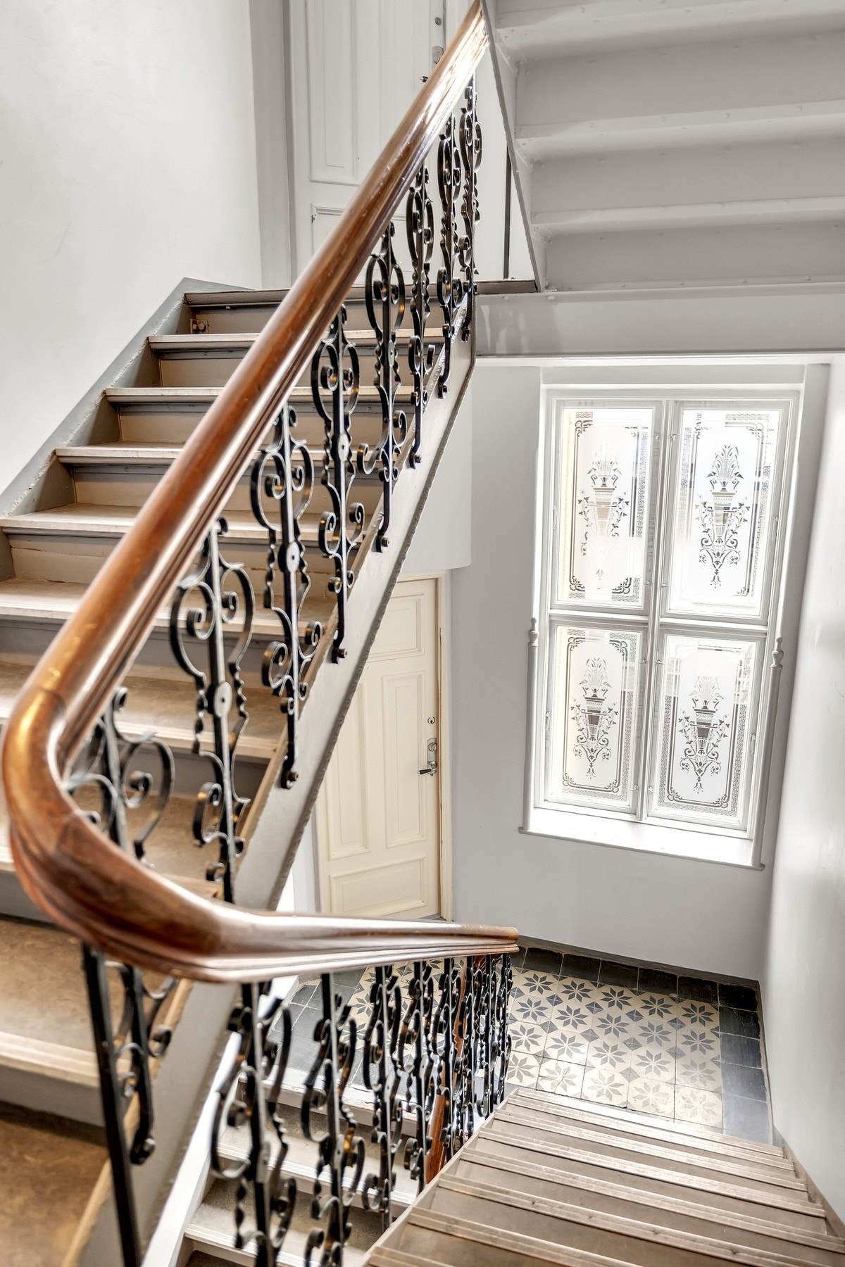 Lys og klassisk oppgang med flotte originale detaljer. Galleribilde