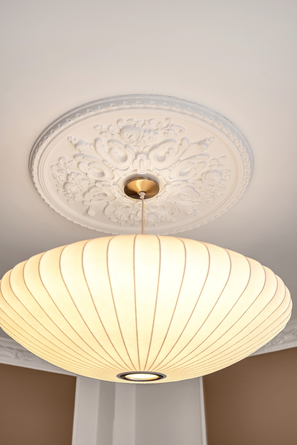 Stukkatur og rosett, kombinert med ca. 3,09 meter takhøyde, gir rommet en luftig og eksklusiv følelse. Galleribilde