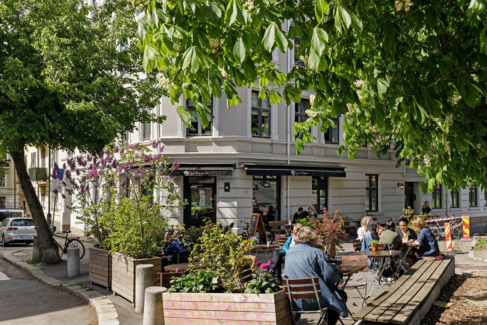 Her finner du populære handlegater, kaféer, uteliv, samt god offentlig kommunikasjon i umiddelbar nærhet. Galleribilde