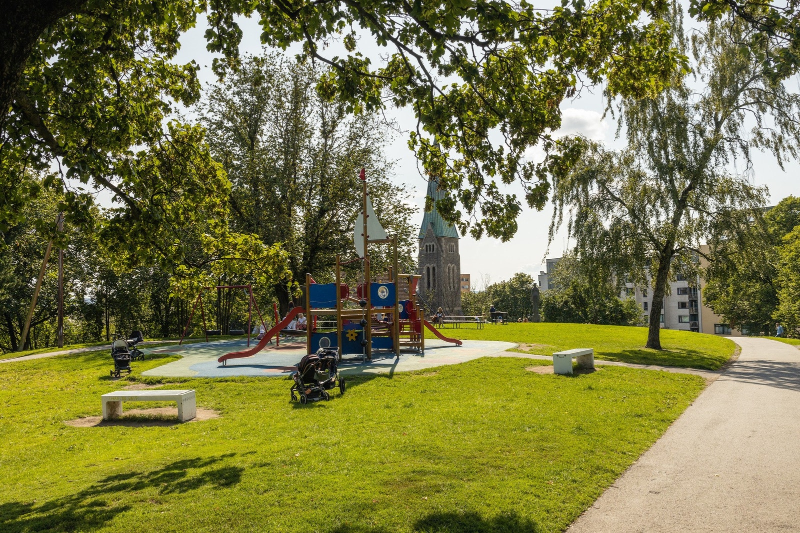Området er barnevennlig og det er kort vei til lekeplass på Idioten park og Stensparken. Galleribilde