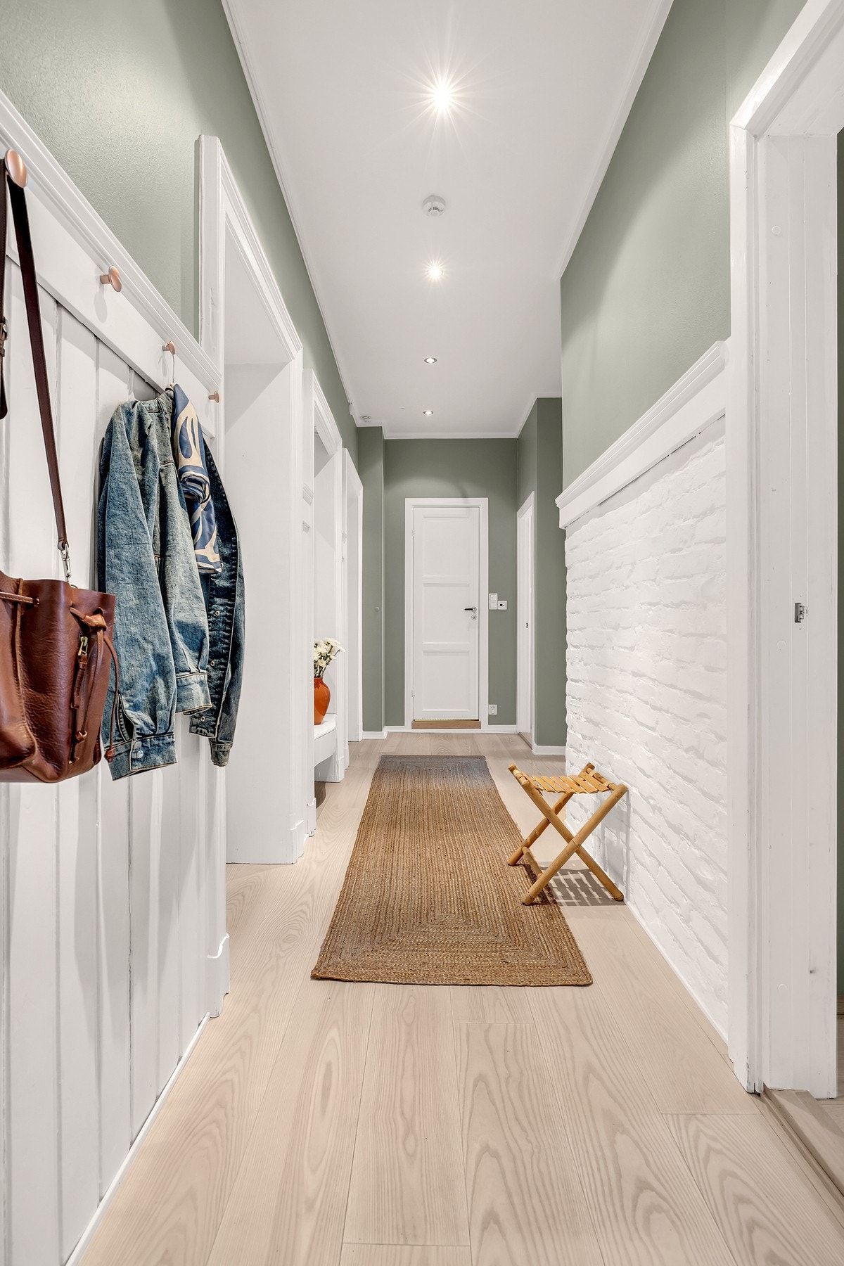 Entréen har en høyde på ca. 2,82 meter, og downlights sørger for god belysning. Galleribilde