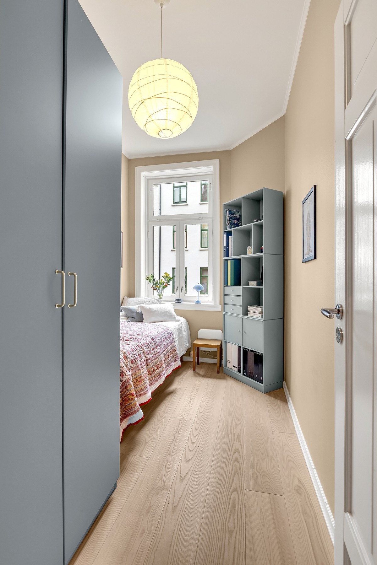 Begge har plass til seng og ønsket møblement, samt garderobeskap med malte fronter. Galleribilde