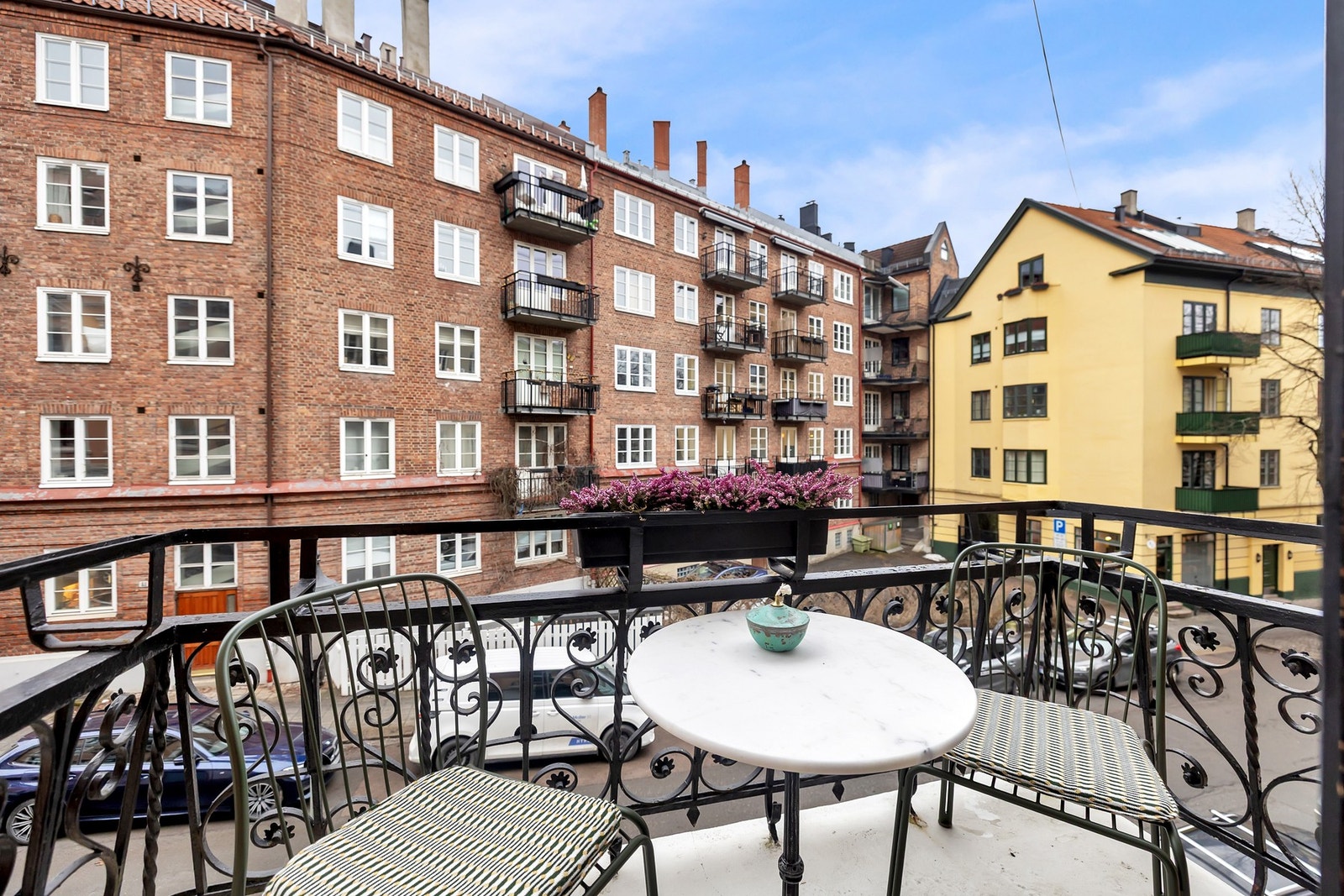 Balkongen er perfekt for nyte morgensolen og dagens første kaffekopp. Galleribilde