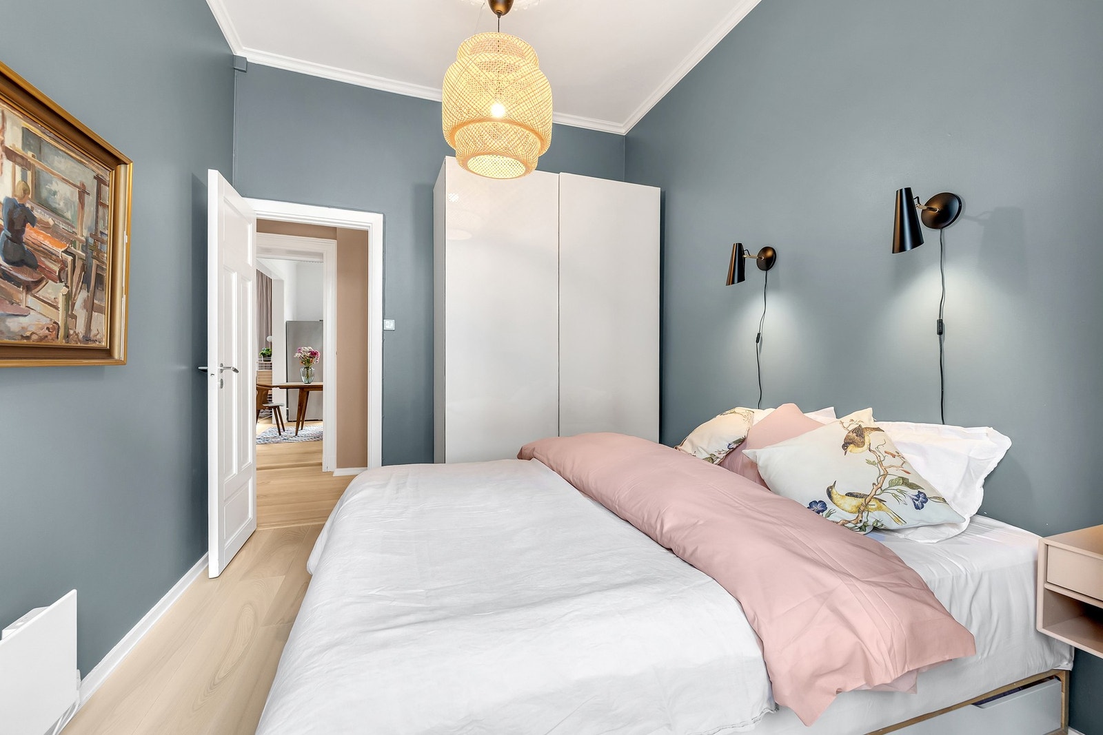 Hovedsoverommet har plass til dobbeltseng med nattbord, skyvedørsgarderobe med glatte fronter og original rosett i himlingen. Galleribilde