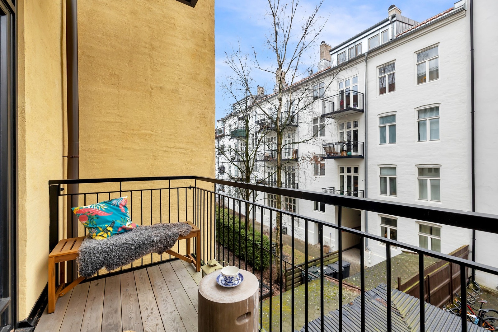 Balkongen har utsikt mot bakgården - et hyggelig sted for rolige kvelder. Galleribilde