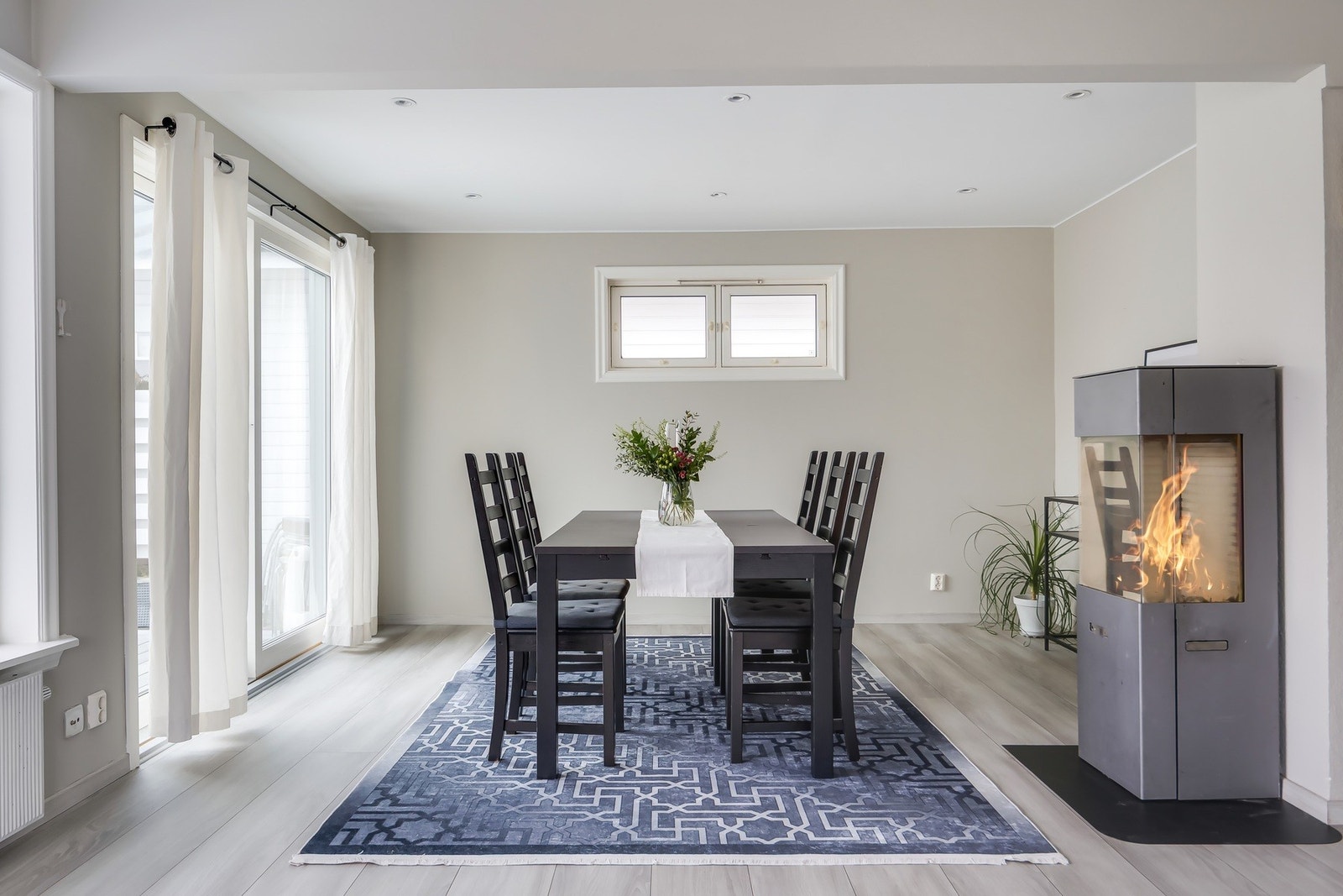 Det er utgang til den sydvestvendte terrassen på 28 kvm Galleribilde