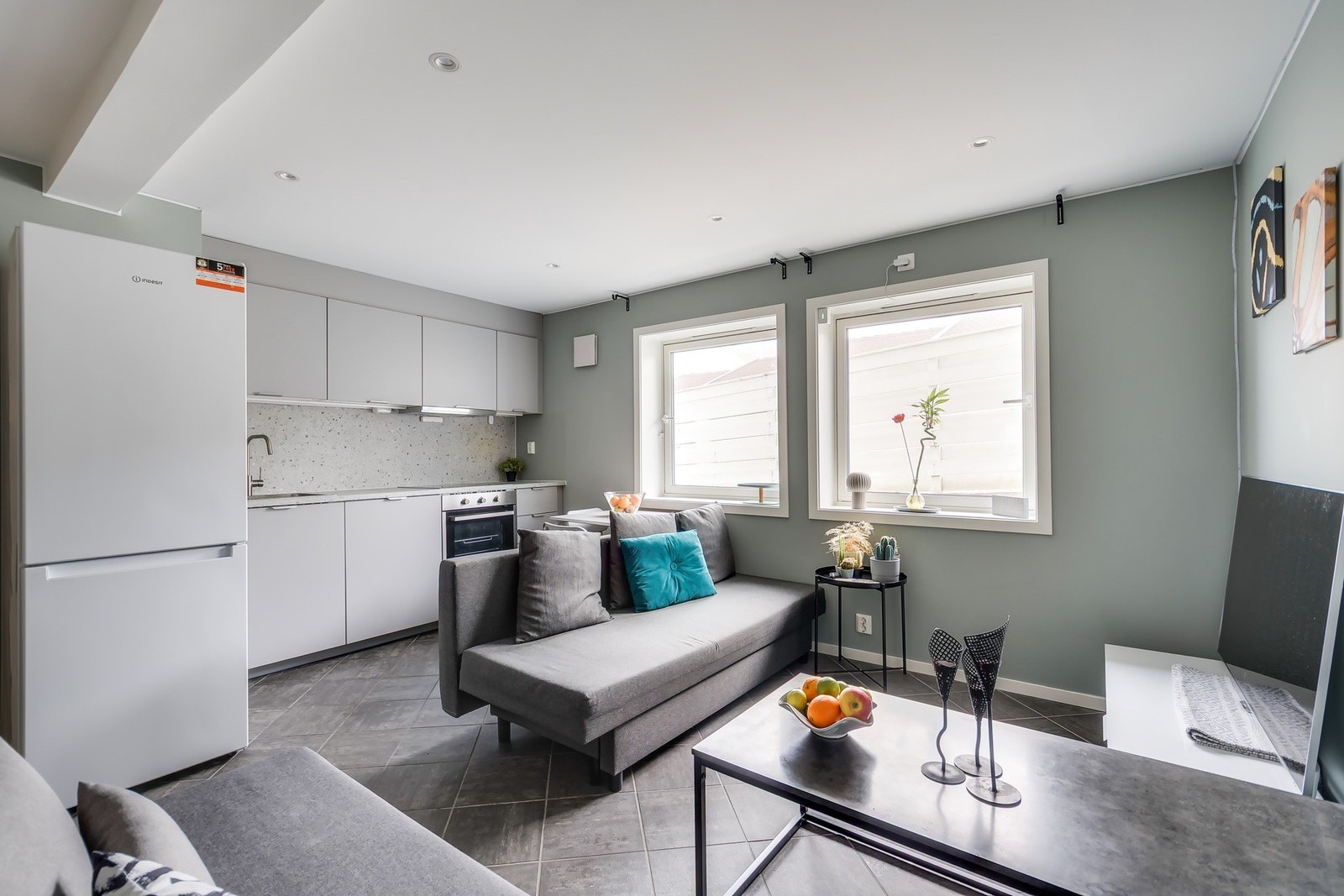 Hele underetasjen har vannbåren gulvvarme Galleribilde