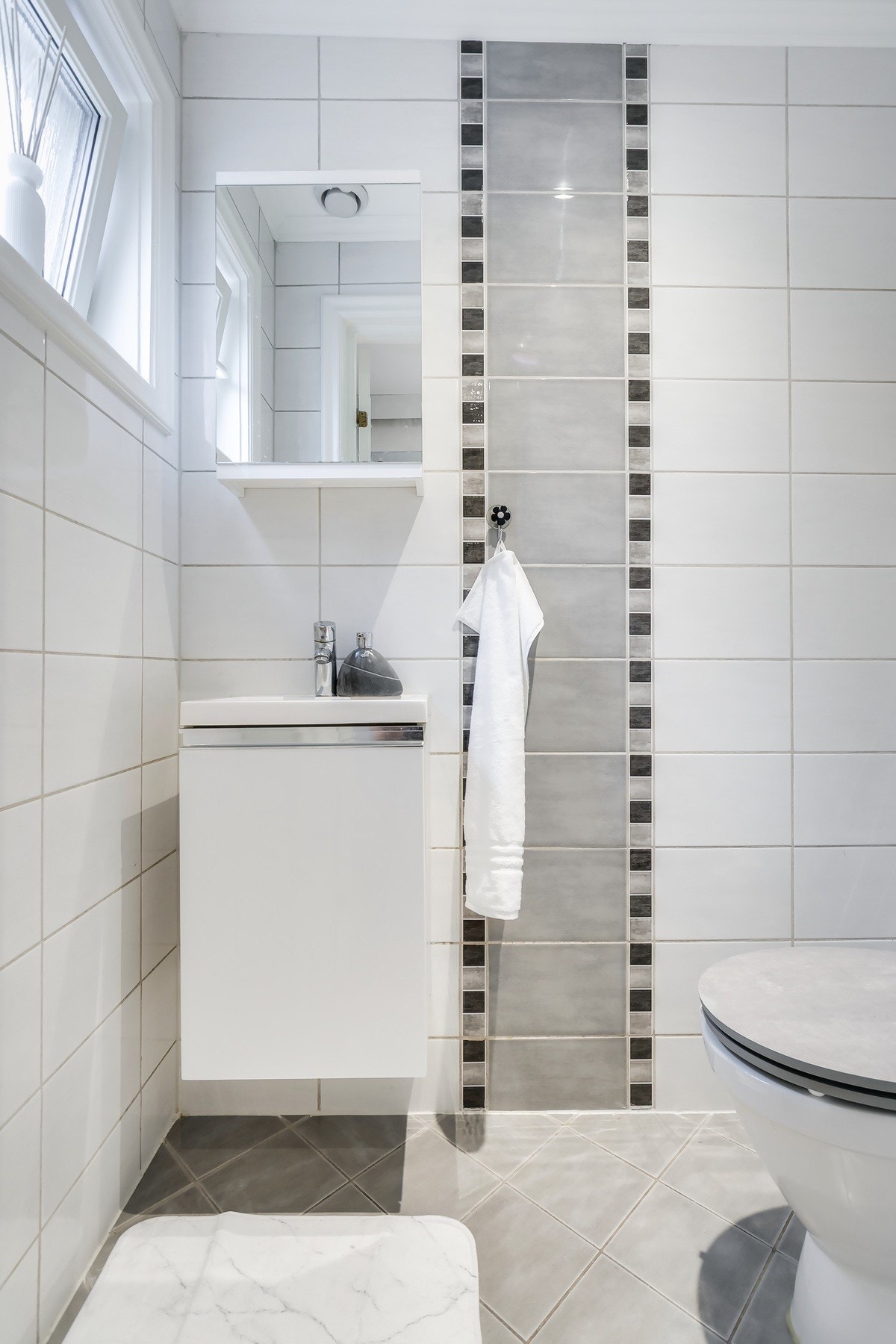 Pent, flislagt toalettrom Galleribilde