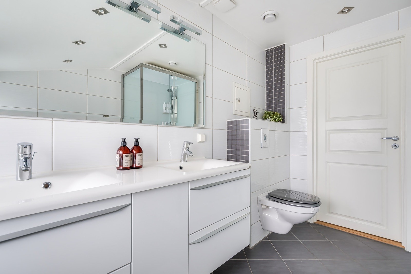 Dobbelt servantskap gir gode oppbevaringsmuligheter Galleribilde