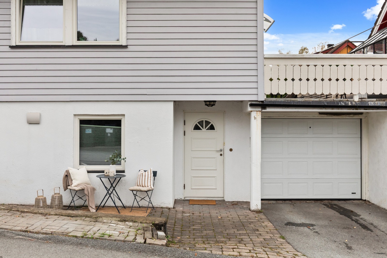 Boligen har egen garasje i tilknytning til inngang til underetasjen Galleribilde