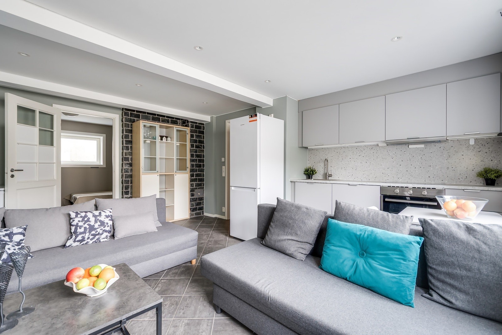 Stue og kjøkken i ett, med pene og moderne fargevalg Galleribilde