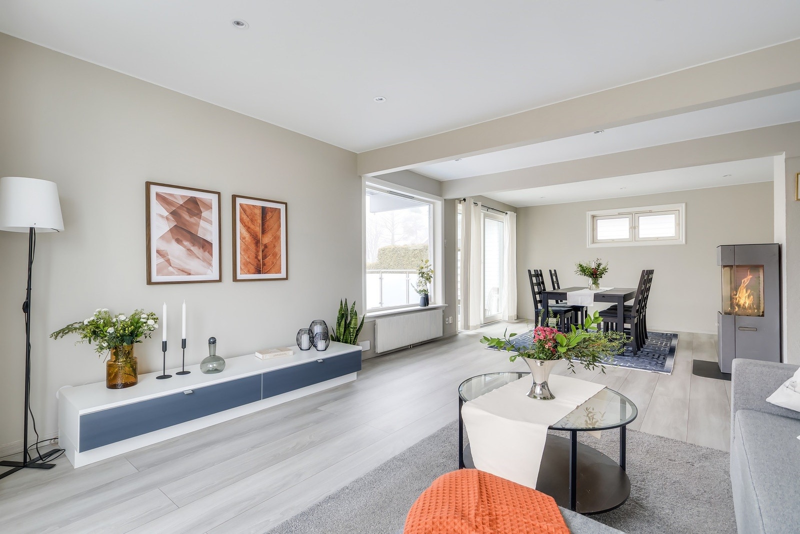 1. etasje er lys og har store vindusflater som slipper inn rikelig med naturlig lys Galleribilde