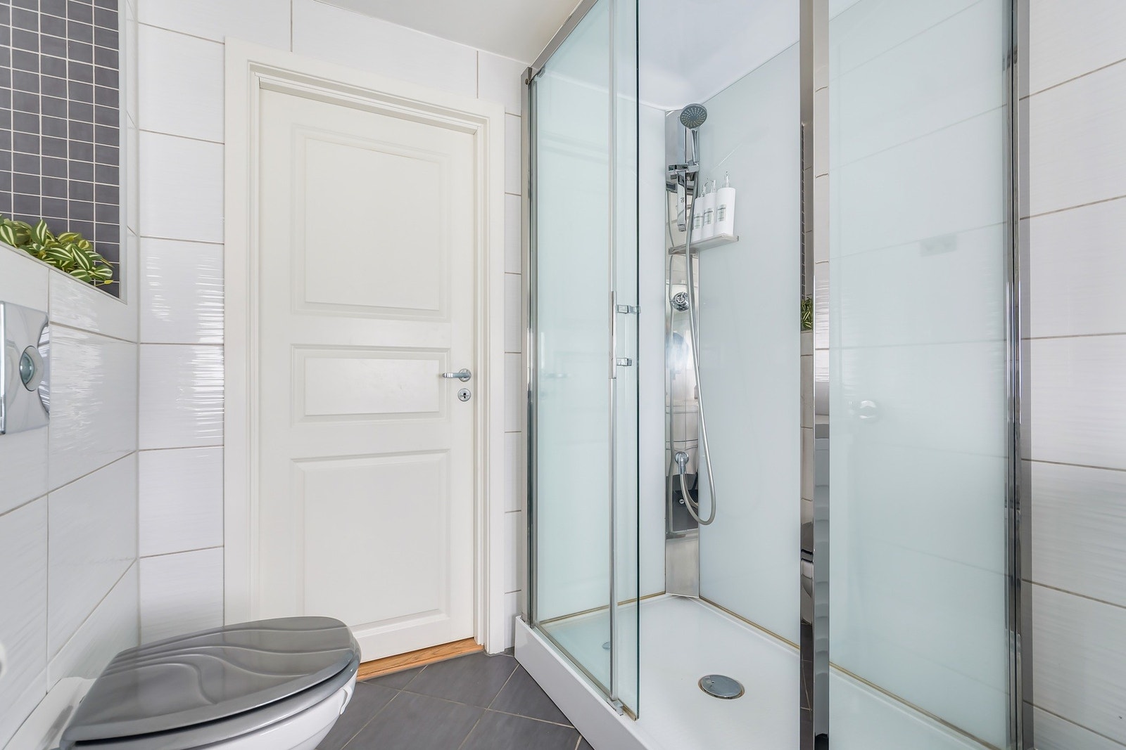 Badet er installert med stort dusjkabinett Galleribilde