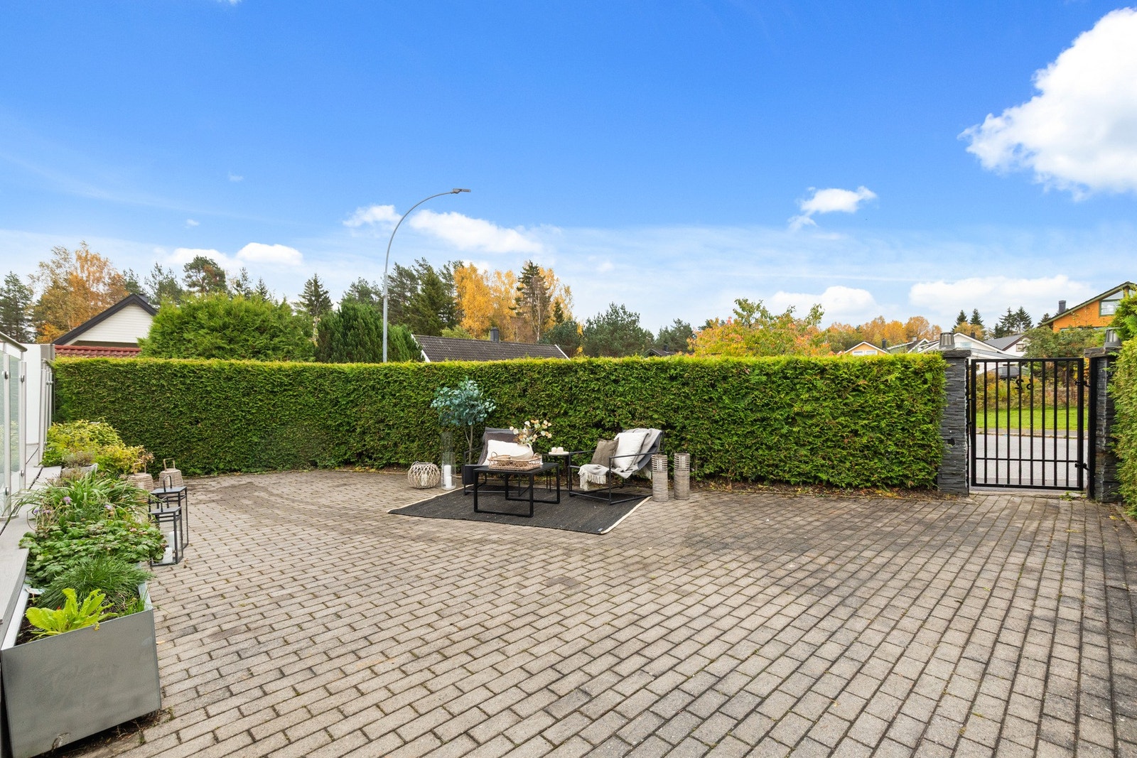 Tomten er på 297 kvm og er pent opparbeidet med blant annet hekk og belegningsstein Galleribilde