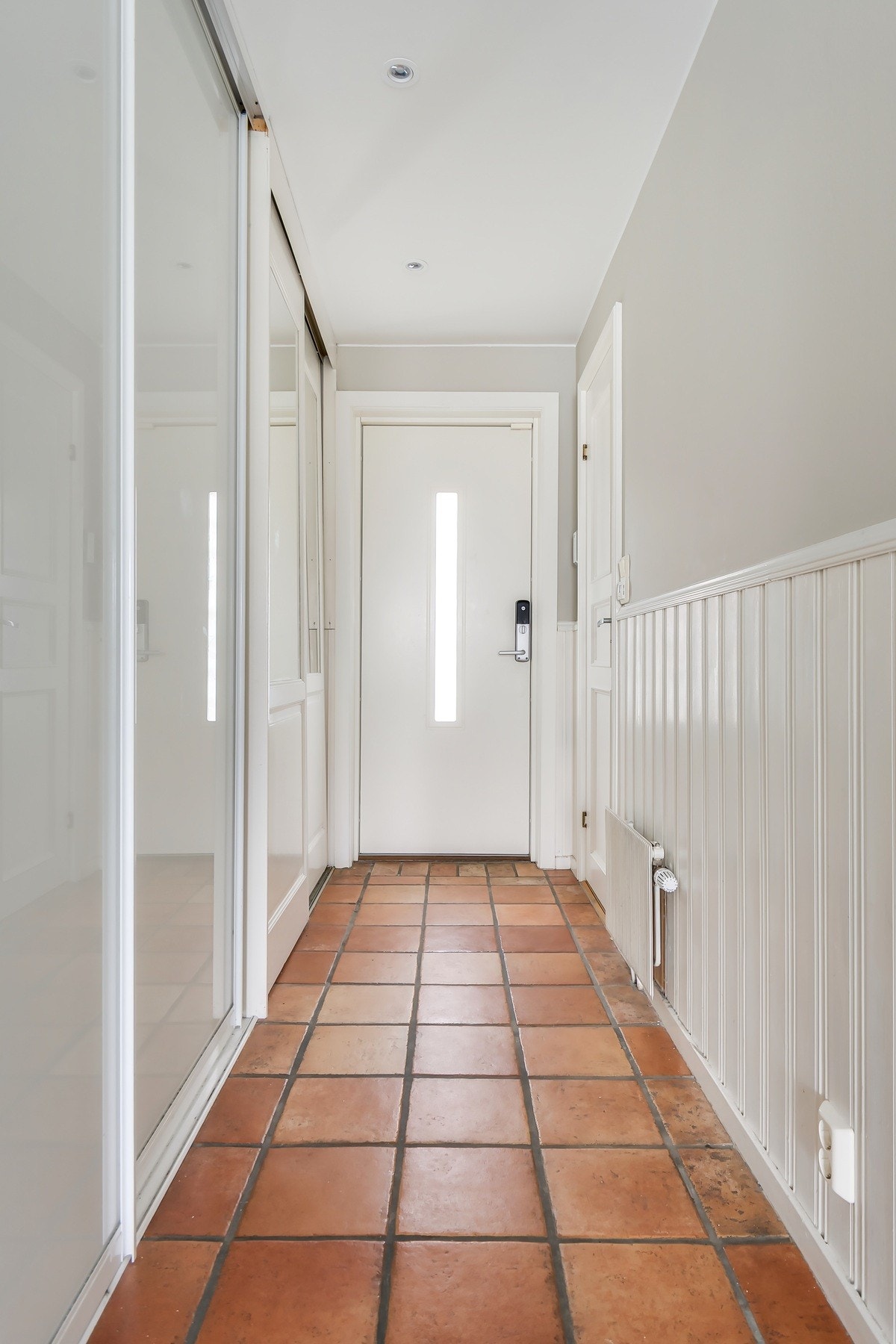 Entré med praktisk skyvedørsgarderobe for ekstra oppbevaring Galleribilde