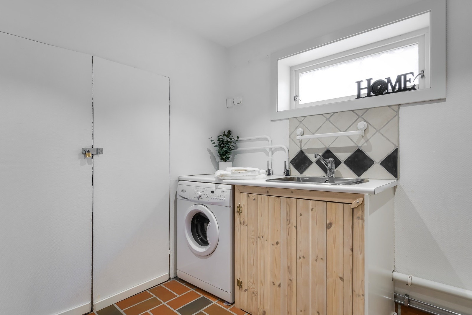 Opplegg for vaskemaskin, tilgang til rom med fordelerkurser og varmeveksler for fjernvarmen Galleribilde