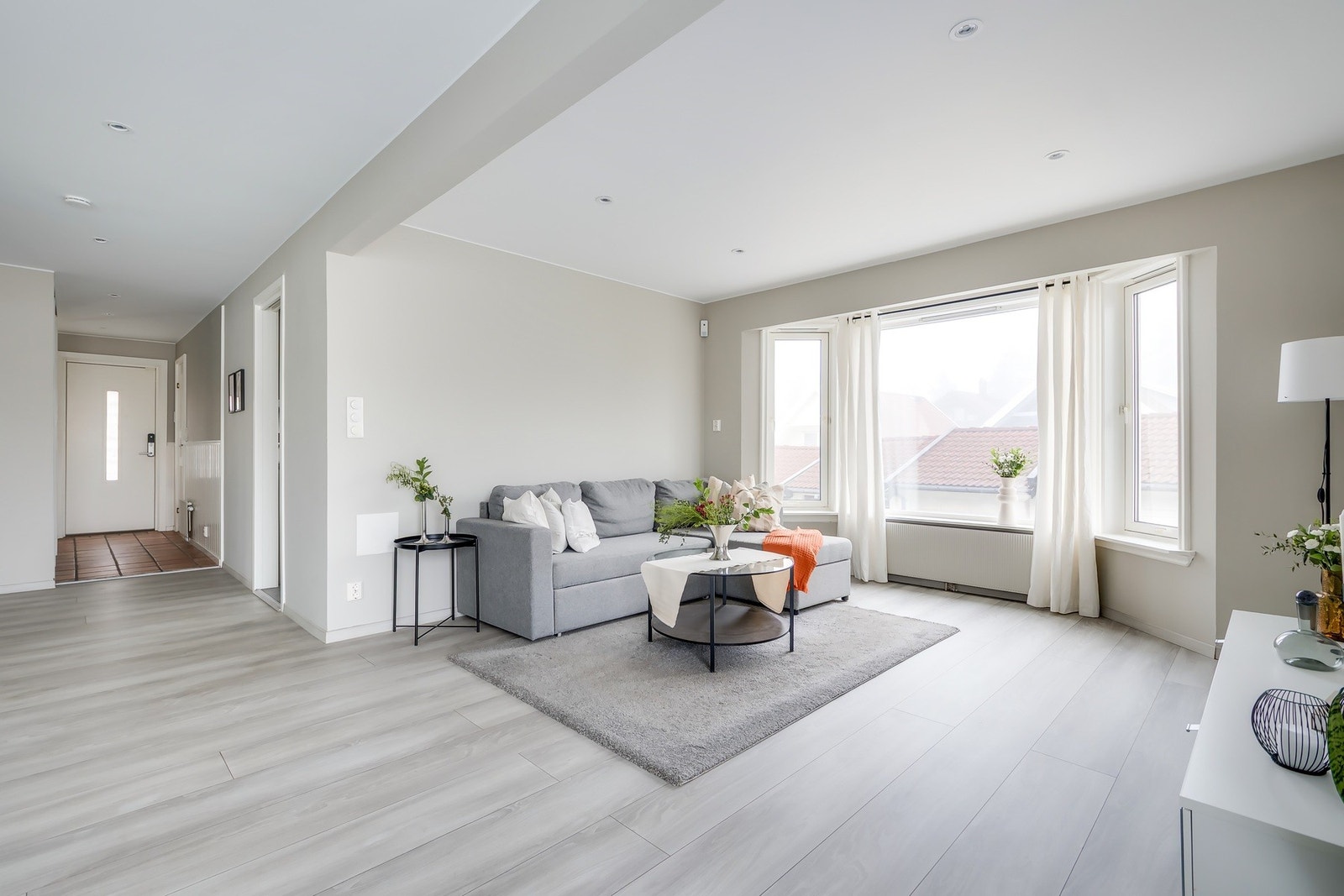 Tv-stue med god plass til å innrede ønske møblement Galleribilde