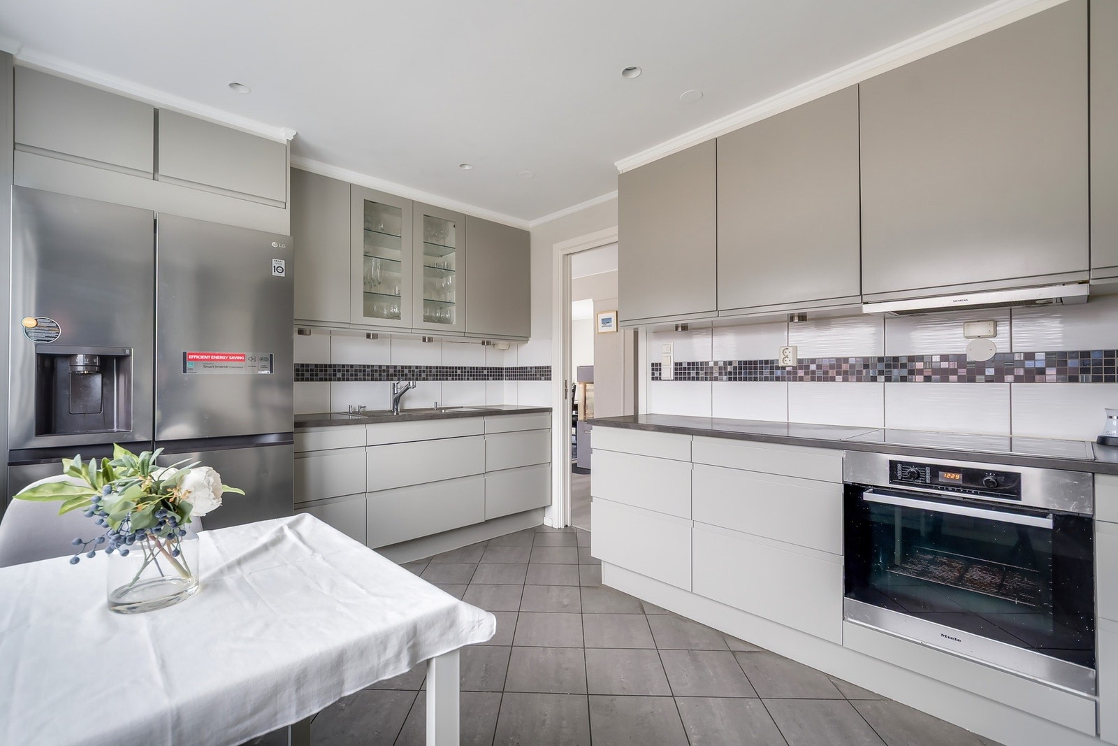 Stort kjøkken, godt med skap- og benkeplass Galleribilde