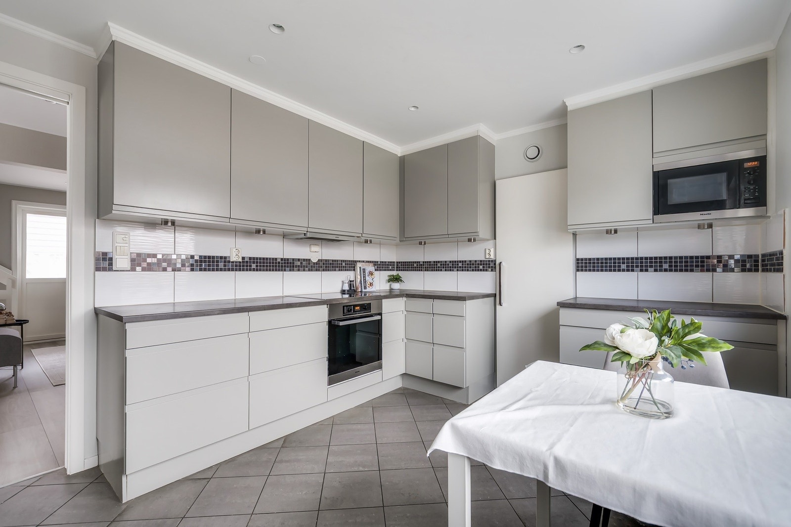 Det er laminat benkeplate og slette kjøkkenfronter Galleribilde