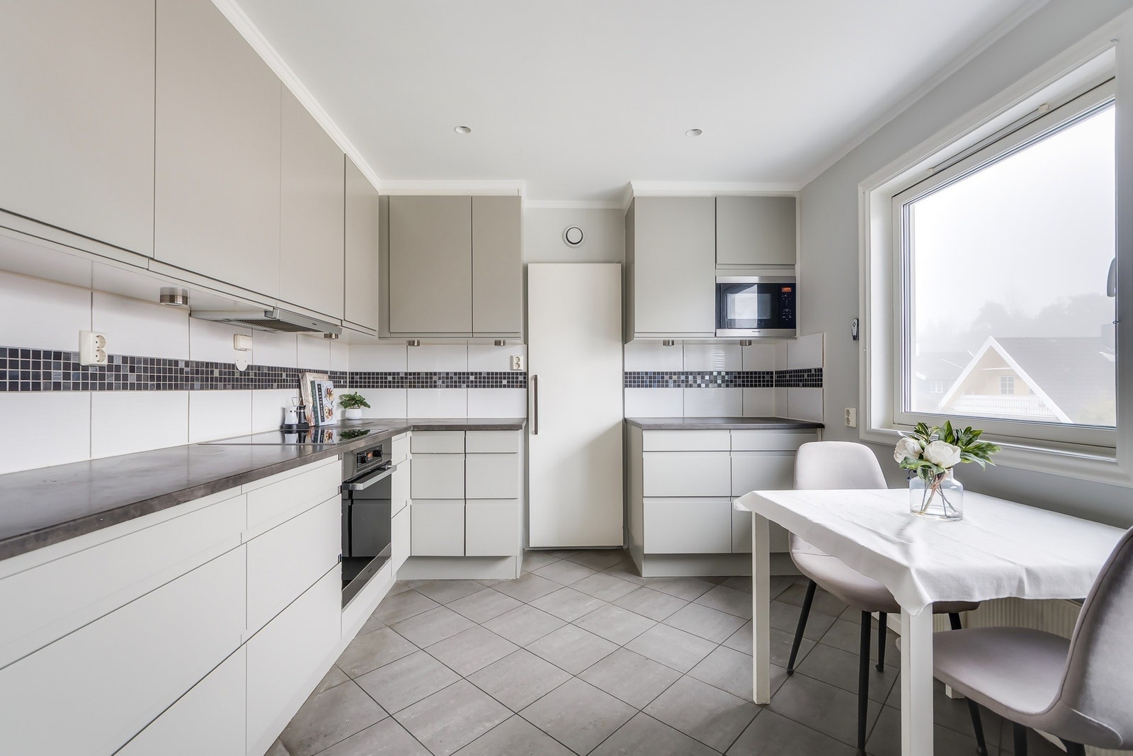 Kjøkkenet har et eget kjølerom for oppbevaring av matvarer Galleribilde