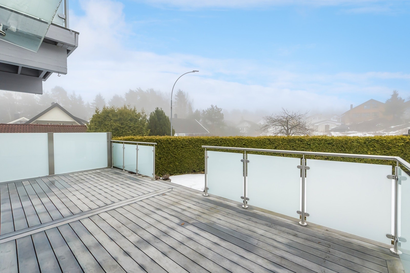 Terrassen er 28 kvm og sydvestvendt - her kan det blir riktig så trivelig til sommern! Galleribilde